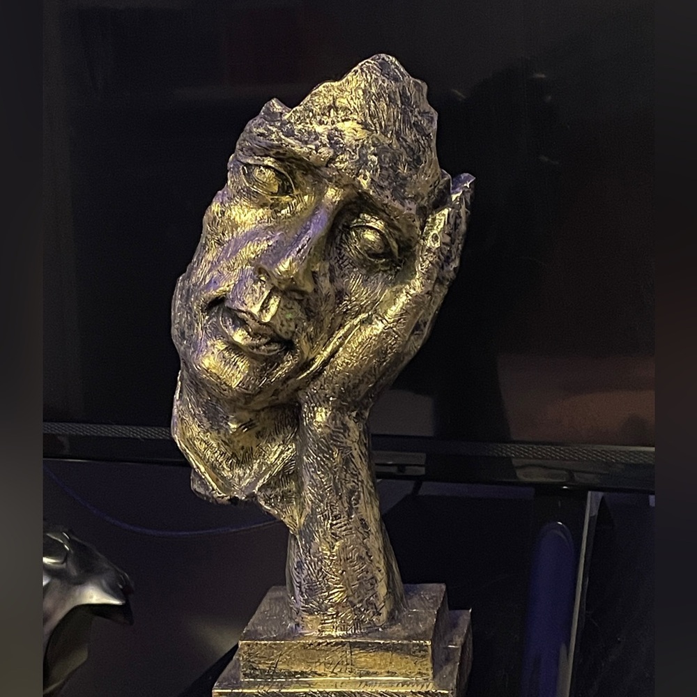 Gold Abstract Face Sculpture “ the thinker”
Material ~ resin